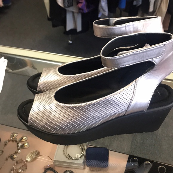 Steven by Steve Madden size 10 silver open toe shoes - Picture 6 of 7